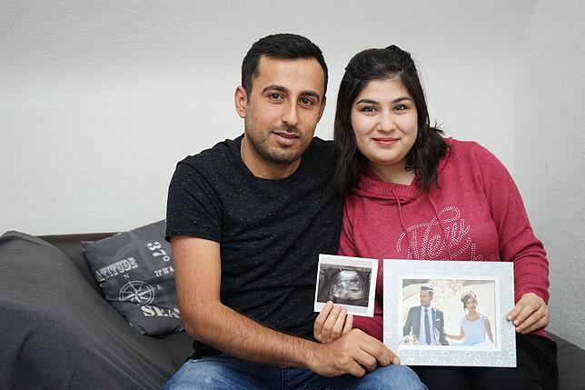 Scharfan Karschak und Sivan Imbrahim erwarten im Mai ihr erstes Baby und zeigen stolz das Ultraschallbild und ein Hochzeitsfoto.