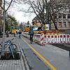 Die Schottenstraße ist hier weiterhin zweispurig für Radfahrer befahrbar &ndash; aber es geht eng zu.