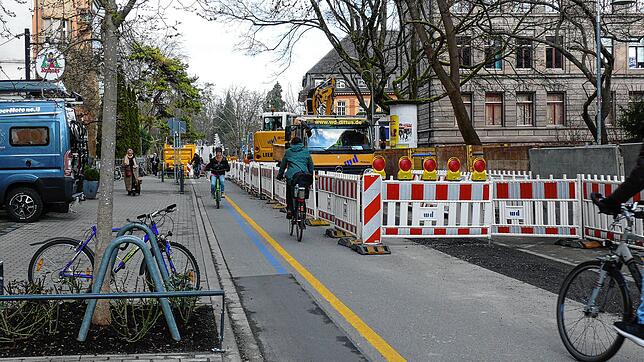 Die Schottenstraße ist hier weiterhin zweispurig für Radfahrer befahrbar &ndash; aber es geht eng zu.