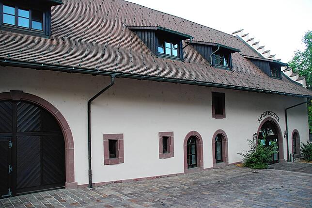 Die Klosterschüer in Ofteringen wurde in der Zeit von Bürgermesiter Horst Albicker aufwändig zu einem Zentrum für kulturelle Angebote ...