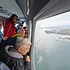 Einmal im Leben Zeppelin fliegen: Durch große Panoramafenster blicken die Passagiere auf das Bodenseeufer und das Hinterland, hier auf ...