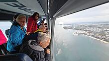 Einmal im Leben Zeppelin fliegen: Durch große Panoramafenster blicken die Passagiere auf das Bodenseeufer und das Hinterland, hier auf ...