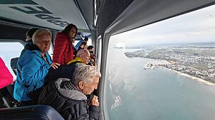 Einmal im Leben Zeppelin fliegen: Durch große Panoramafenster blicken die Passagiere auf das Bodenseeufer und das Hinterland, hier auf ...