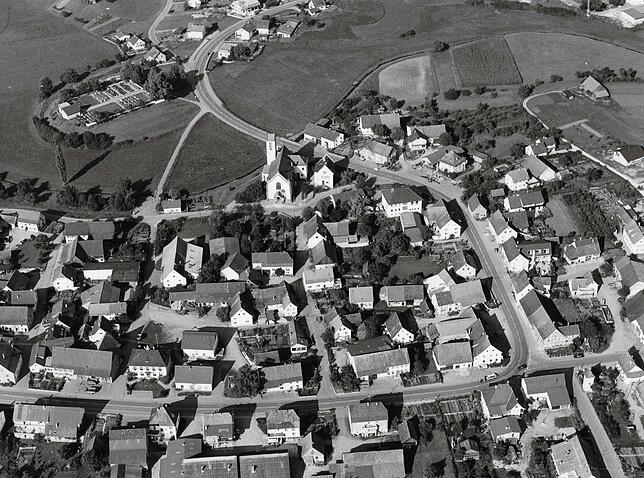 September 1976: Hier ist Orsingen mit Kirche und Friedhof sowie Schulhaus zu sehen. Links unten ist außerdem das Rathaus.