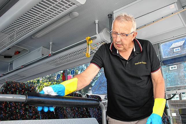 Hans Peter desinfiziert seinen Bus. Das steht mehrmals täglich auf seinem Plan.