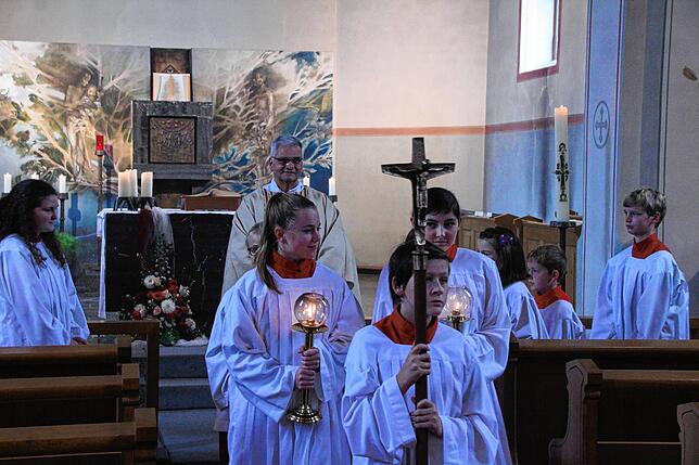 Die Kirche St. Gallus Mauchen erhielt in den 80er Jahren einen modernen Altar mit einem Gemälde des Künstlers Sludzinski, das den ...