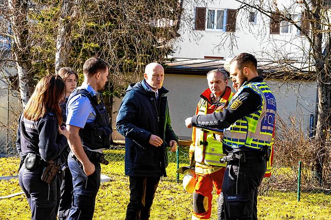 Bürgermeister Jonathan Berggötz (Mitte) und Gesamtkommandant Volker Heppler im Gespräch mit der Polizei.