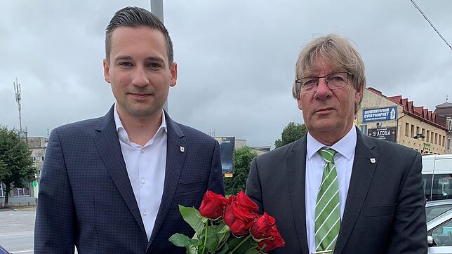 Sie waren in Berdytschiw in der Ukraine und haben dort auch der gefallenen Soldaten gedacht: die Konstanzer Stadträte Levin Eisenmann ...