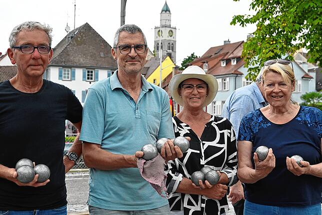 Ein Teil der Gruppe der Mantelkopf-Bouler: von links Uwe Zahn, Jürgen Vogel, Angelika Zahn und Hanne Schulz. In wechselnder Besetzung ...