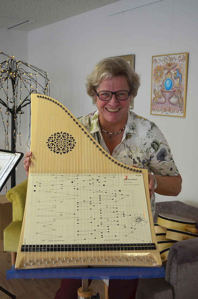 Ohne Noten: Musikgeragogin Ingeborg Scheiner erklärt wie einfach das Musizieren mit einer Veeh-Harfe ist.