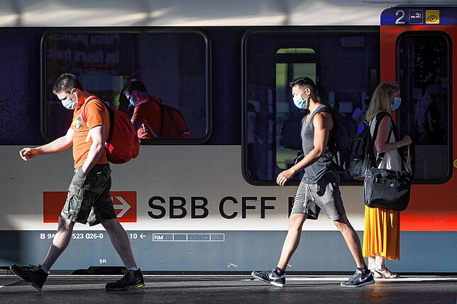 Passagiere gehen an einem Waggon der Schweizer Bahn SBB vorbei. Der Anteil öffentlicher Verkehre ist in der Schweiz deutlich höher als ...