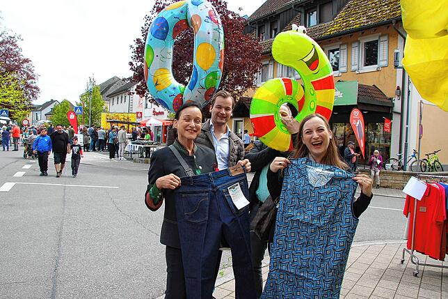 Christine und Jochen Sarnow mit Kindern wurden fündig beim 34. Stühlinger Frühling.