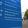 Das Schild verweist schon auf das MVZ im Ärztehaus neben dem Krankenhaus, in dem ab Januar 2025 das neue MVZ öffnen wird.