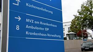 Das Schild verweist schon auf das MVZ im Ärztehaus neben dem Krankenhaus, in dem ab Januar 2025 das neue MVZ öffnen wird.