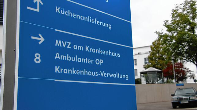 Das Schild verweist schon auf das MVZ im Ärztehaus neben dem Krankenhaus, in dem ab Januar 2025 das neue MVZ öffnen wird.