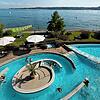 „Am See zuhause“ steht als Leitgedanke am Eingang zur Bodenseetherme. Wer von oben auf die Anlage mit ihren Außenbecken blickt, weiß warum.