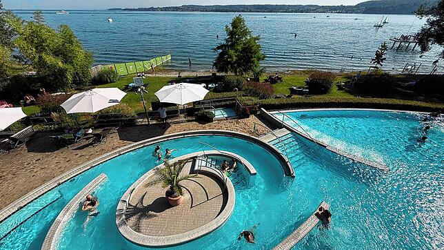„Am See zuhause“ steht als Leitgedanke am Eingang zur Bodenseetherme. Wer von oben auf die Anlage mit ihren Außenbecken blickt, weiß warum.