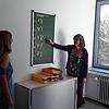 Elisabeth Bulitta (von links) Rektorin Angelika Sitte und Martina Baschnagel stehen in der Grundschule Riedöschingen mit dem Stundenplan ...