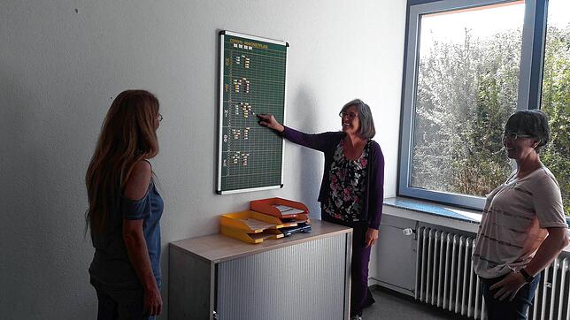Elisabeth Bulitta (von links) Rektorin Angelika Sitte und Martina Baschnagel stehen in der Grundschule Riedöschingen mit dem Stundenplan ...