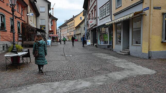 Das Porphyr-Pflaster in der Marktstraße soll ausgebessert werden. In vielen Gemeinden gibt es Probleme mit den roten Pflastersteinen, ...