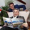Tourismus-Chefs knüpfen enge Bande: Eric Thiel (hinten) und Karl Wehrle kooperieren in Sachen Reichenau-Jubiläum.