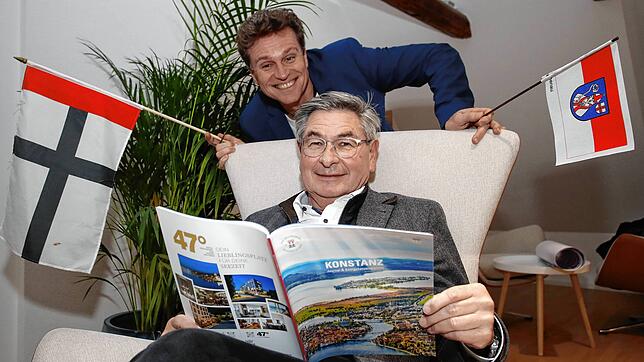 Tourismus-Chefs knüpfen enge Bande: Eric Thiel (hinten) und Karl Wehrle kooperieren in Sachen Reichenau-Jubiläum.