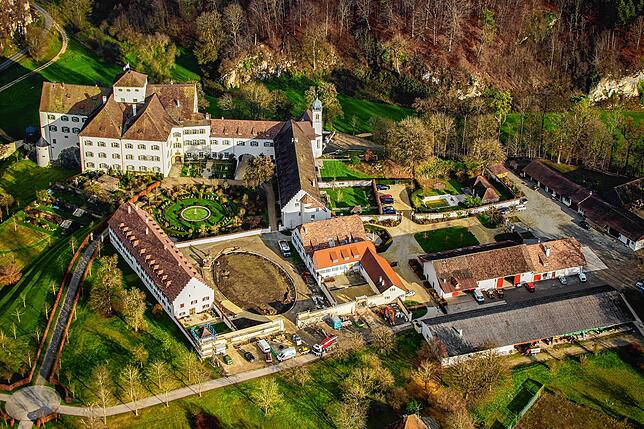 Spontan heiraten in der Schlosskapelle Langenstein, rechts mit Zwiebelturm, das geht am 14. September mit der evangelischen Pfarrerin ...