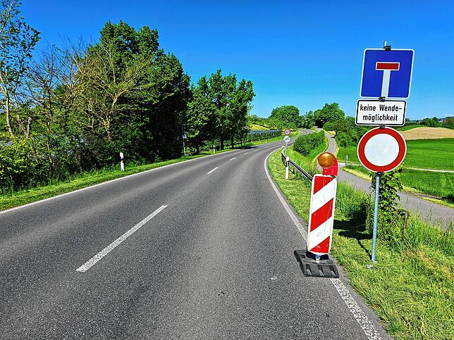 400 Meter vor der Großbaustelle ein letztes Durchfahrt-verboten-Schild samt Sackgasse-Hinweis: Wer hier weiterfährt, strandet an der ...