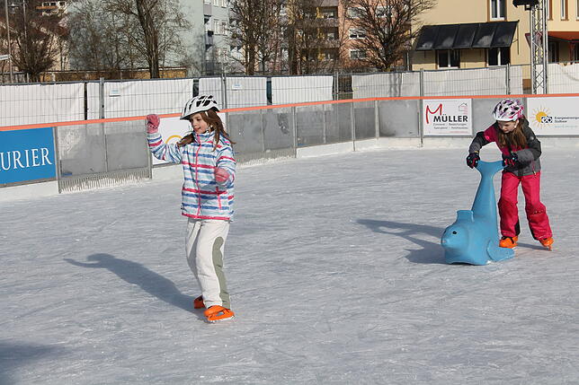 Bild 6: Reger Betrieb auf der Blumberger Eisbahn: Hier sind die schönsten Bilder unseres Fotografen!