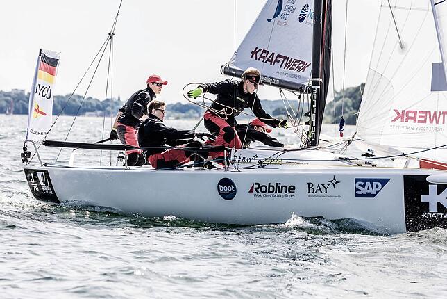 Action pur beim erfolgreichen Team des Bodensee-Yachtclubs Überlingen (von links): Steuermann Konstantin Steidle, Tom Lembcke, Finn ...