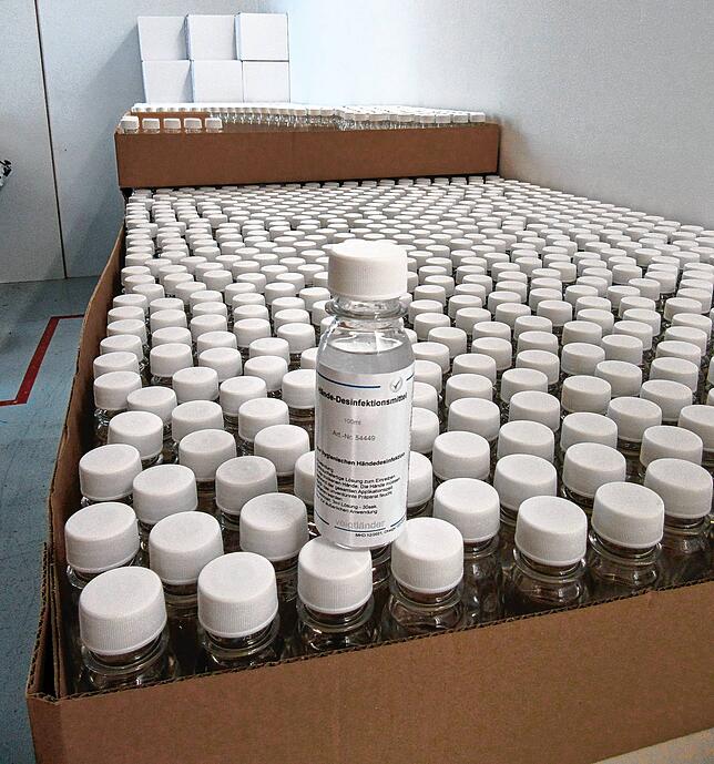 Die abgefüllten Fläschchen werden in Kartons gepackt. Bild: Dieter Meister