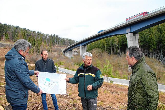 Ortsvorsteher Dieter Fehrenbacher, Bürgermeister Micha Bächle, Förster Thomas Eckert und der Bundestagsabgeordnete Thorsten Frei ...