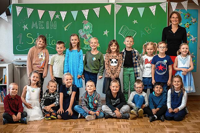 Die Klassenlehrerin Frau Ute Rehbein-Wagenhäuser begrüßte die diesjährige Schildkrötenklasse mit 18 neuen Grundschulkindern mit einem ...