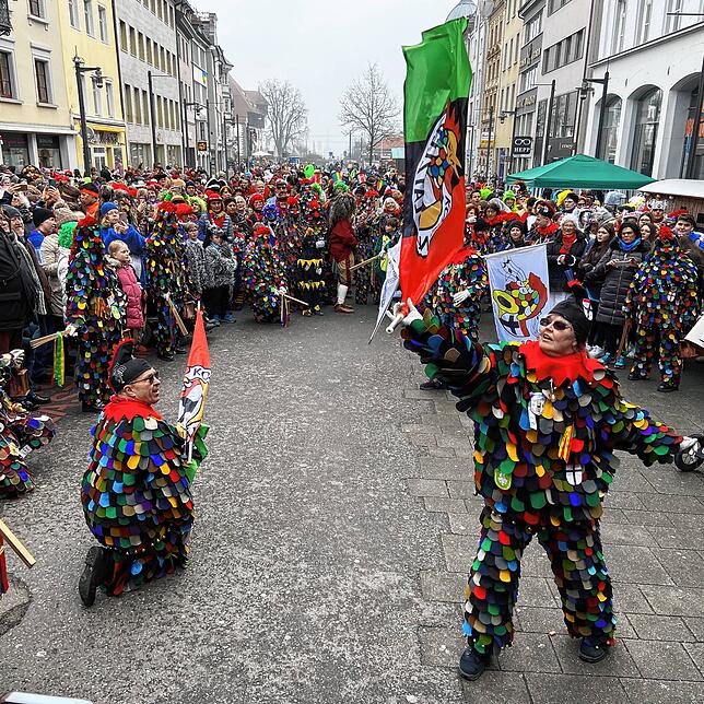 Laternentanz der Blätzlebuebe auf der schon vollen Marktstätte