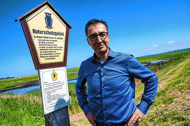 Cem Özdemir, Bundesminister für Ernährung und Landwirtschaft, besucht das Naturschutzgebiet Koos bei Greifswald.