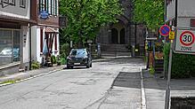 Die Kirchstraße in Tennenbronn soll im Frühjahr 2025 saniert werden. Die Arbeiten sind ein Wunsch des Ortschaftsrates. Bild: Werner Müller