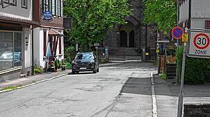 Die Kirchstraße in Tennenbronn soll im Frühjahr 2025 saniert werden. Die Arbeiten sind ein Wunsch des Ortschaftsrates. Bild: Werner Müller