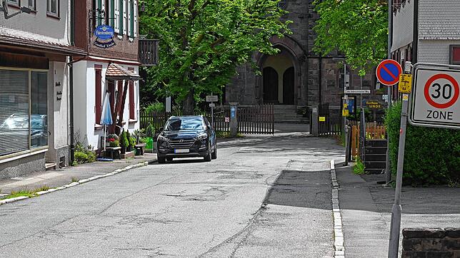 Die Kirchstraße in Tennenbronn soll im Frühjahr 2025 saniert werden. Die Arbeiten sind ein Wunsch des Ortschaftsrates. Bild: Werner Müller