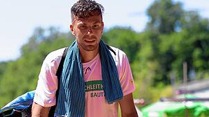 Das Knie: Der verletzte Teamchef Leon Back schenkte sein Doppel mit Nikolai Hässig beim 1:8 des Badenligisten TC Rot-Weiß Tiengen bei ...