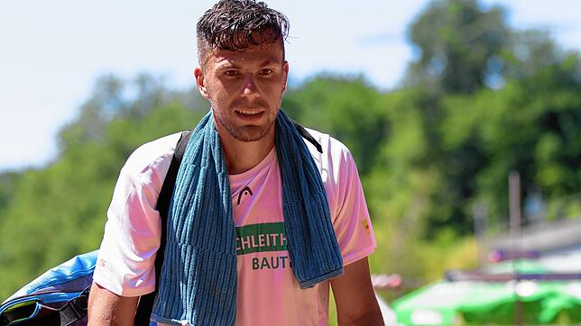 Das Knie: Der verletzte Teamchef Leon Back schenkte sein Doppel mit Nikolai Hässig beim 1:8 des Badenligisten TC Rot-Weiß Tiengen bei ...
