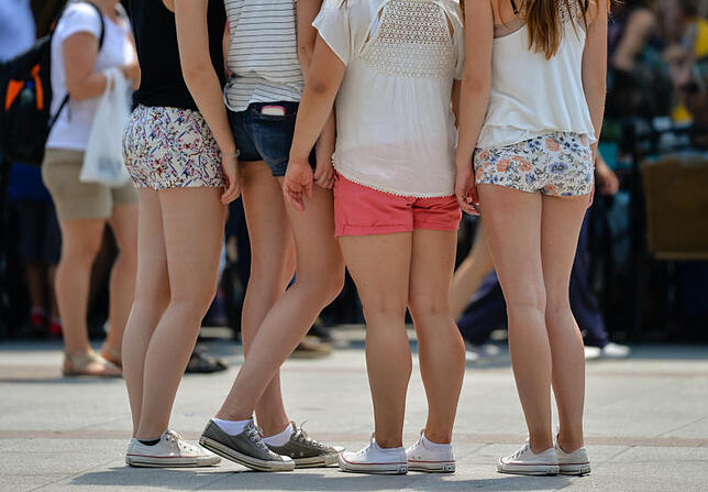 Knappe Hot Pants sind an Schulen häufig Anlass für Diskussionen über angemessene Kleidung. Jugendliche wollen sich auch über ihr Äußeres ...