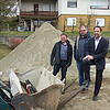 Tiefbauverantwortlicher Joachim Dutt, Stadtplaner Florian Steinbrenner und Bürgermeister Michael Klinger (v.l.) auf der Baustelle für ...