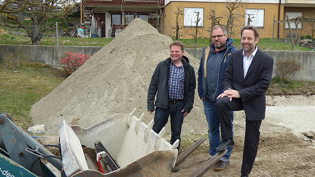 Tiefbauverantwortlicher Joachim Dutt, Stadtplaner Florian Steinbrenner und Bürgermeister Michael Klinger (v.l.) auf der Baustelle für ...