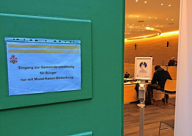 Am Eingang zum Pfarrsaal der Hinweis auf die Pflicht zur Mund-Nase-Bedeckung. OB Jan Zeitler berief sich auf sein Hausrecht.
