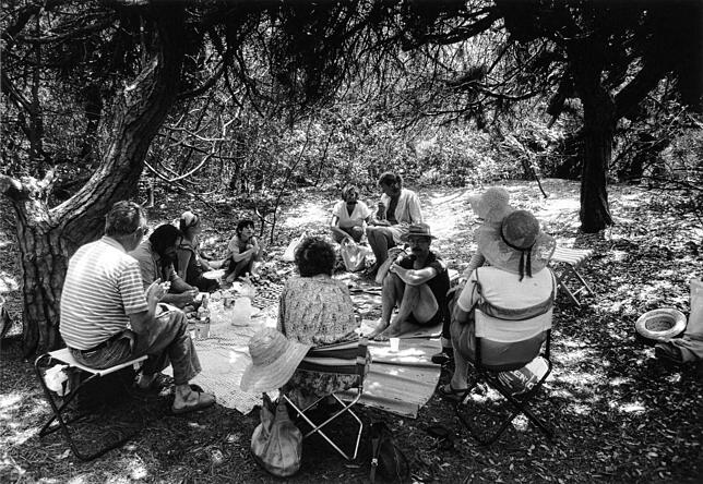 Picknick ist überall auf der Welt gesellschaftlich akzeptiert, so auch hier im italienischen Grosseto, 1983 – fotografiert von ...