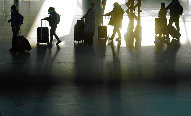 Bei Flugstreichungen durch Streiks oder Verspätungen von über drei Stunden ist die Fluggesellschaft verpflichtet, den betroffenen ...