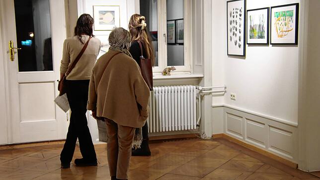 In der Artothek-Ausstellung in der Villa Bosch können Interessierte die auszuleihenden Kunstwerke bestaunen – so wie hier bei der ...