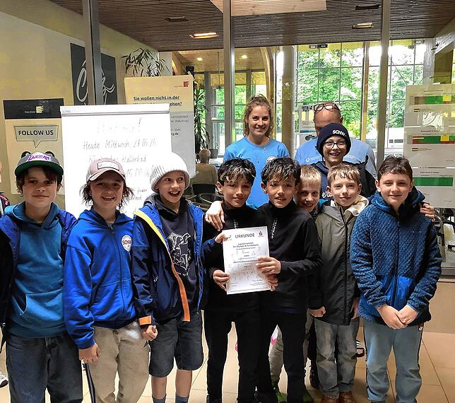Das Schwimmteam der Jungen nach dem Sieg in Freiburg. Von links: Oskar Gräser, Lukas Böttcher, Julius Sauerborn, Antonio Giordano, ...