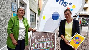 Fahne und Tafel sollen der Volkshochschule mehr Sichtbarkeit bringen: Martina Erdmann (links, Leiterin) und Cindy Fehrenbacher ...