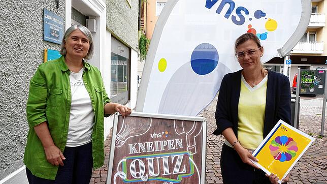 Fahne und Tafel sollen der Volkshochschule mehr Sichtbarkeit bringen: Martina Erdmann (links, Leiterin) und Cindy Fehrenbacher ...